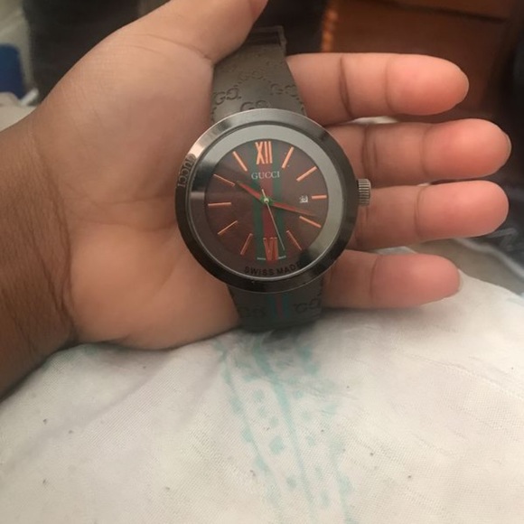 A brown Gucci watch - Picture 3 of 3